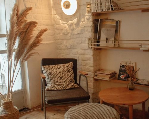 Warm and inviting modern living space with natural decor and a cozy atmosphere.